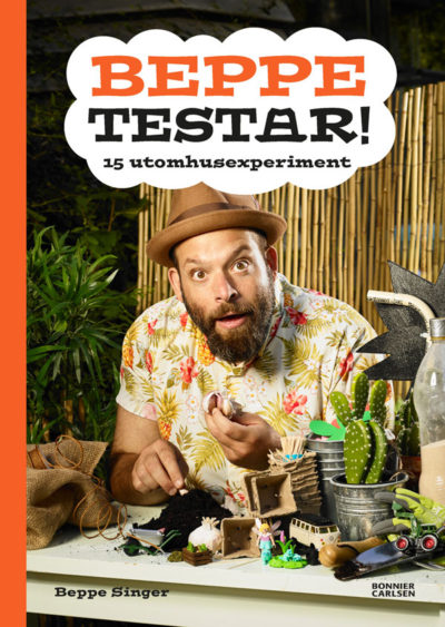 Bokens omslag. Där står Beppe bakom en bänk och gräver. Runt honom står massa växter och krukor.