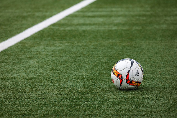 En fotboll på en fotbollsplan.
