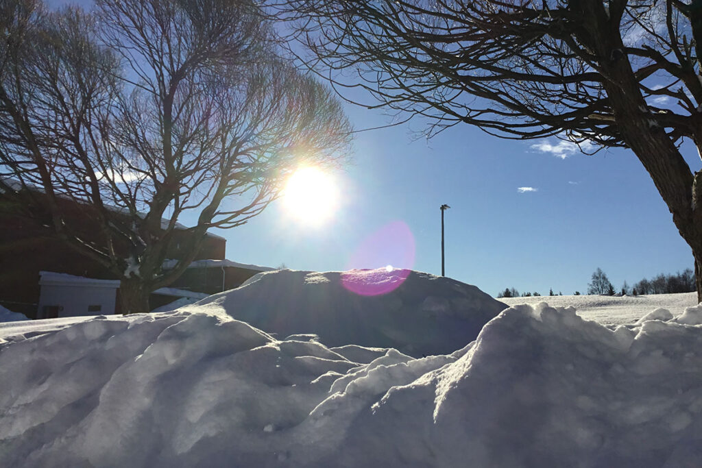 Snöhögar och sol.