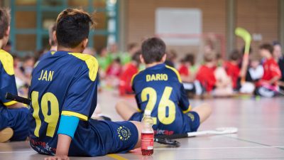Barn som spelar innebandy