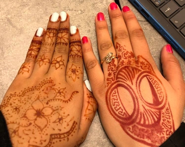 Två henna-målade händer.