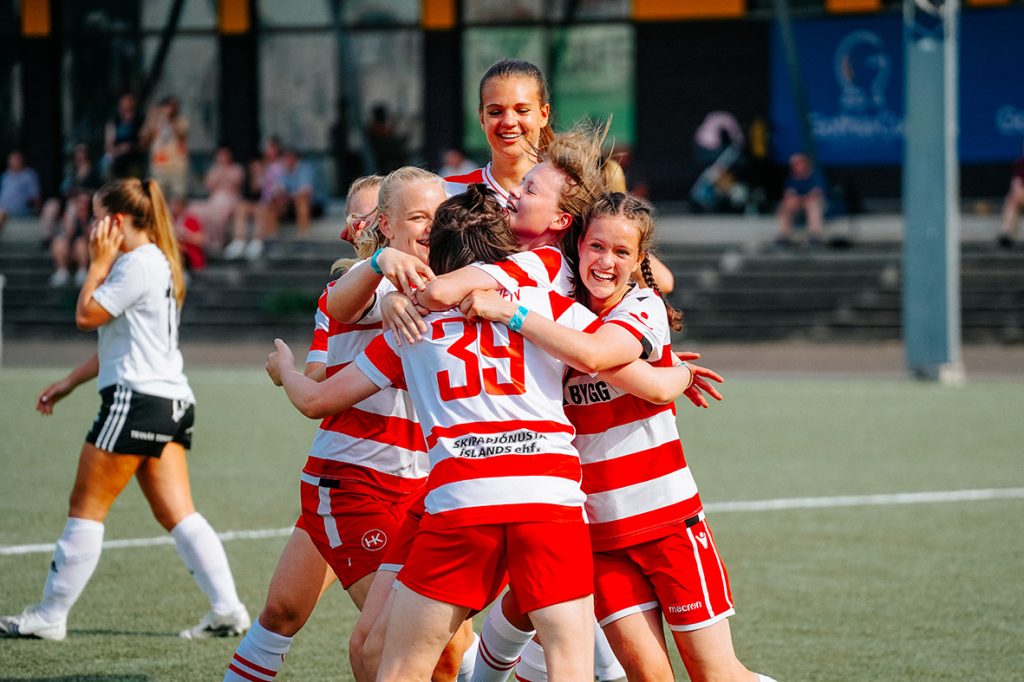Tjejer som spelar i Gothia cup kramar om varandra och ser ut att fira.