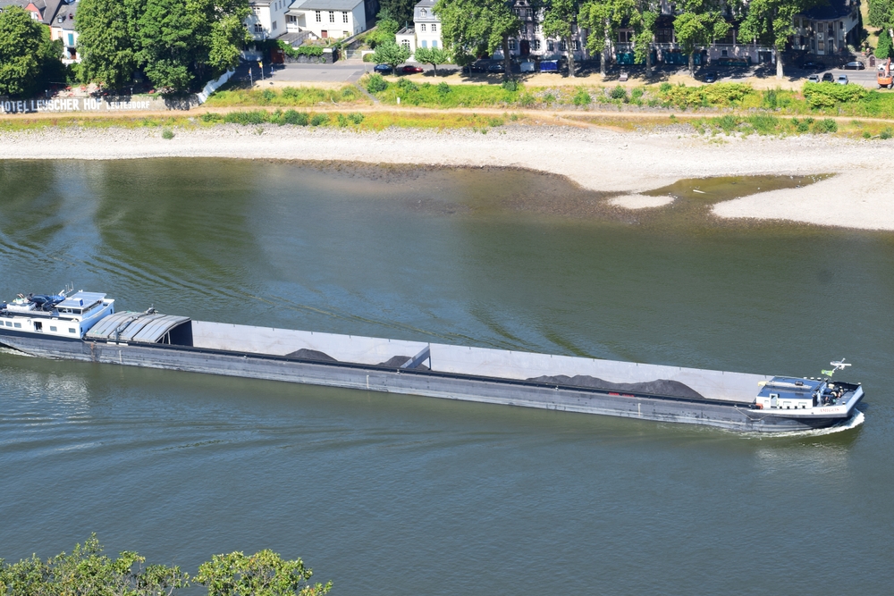 Ett lastfartyg länge Rhen-floden