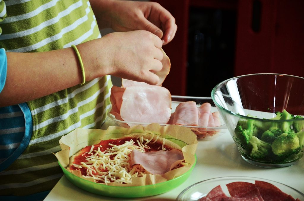 Barn som lagar en pizzamåltid.