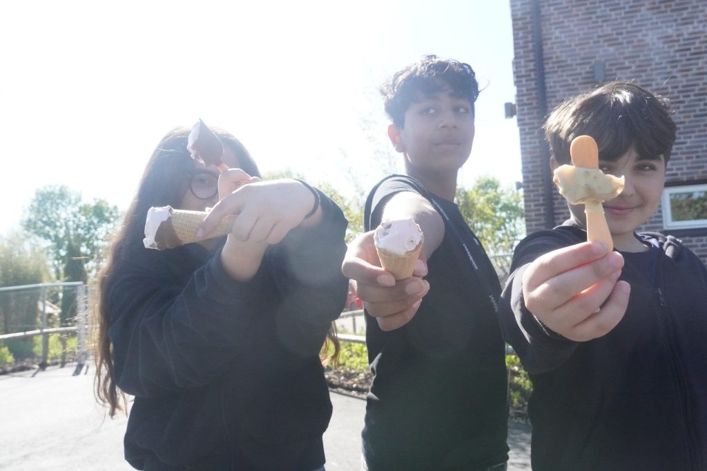 Minibladets reportrar håller upp glassar